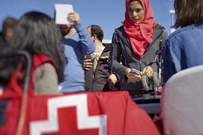 Voluntarios de Cruz Roja con refugiados