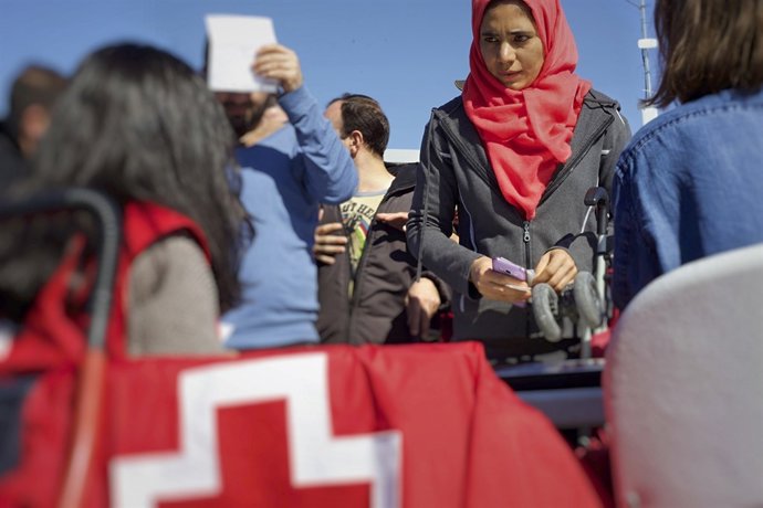 Voluntaris de Creu Roja amb refugiats