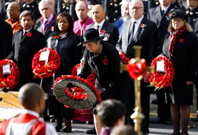 Theresa May depositando una corona de flores en el Día del Recuerdo en el Cenota