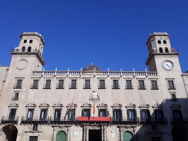 Fachada del Ayuntamiento de Alicante este septiembre