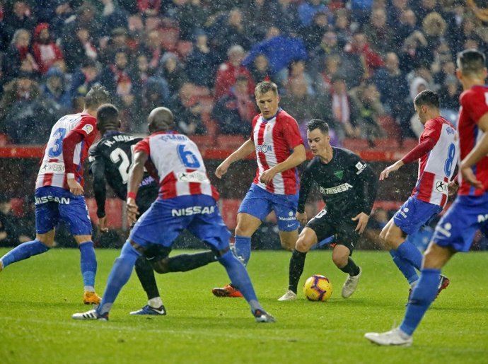 El Sporting evita el liderato del Málaga