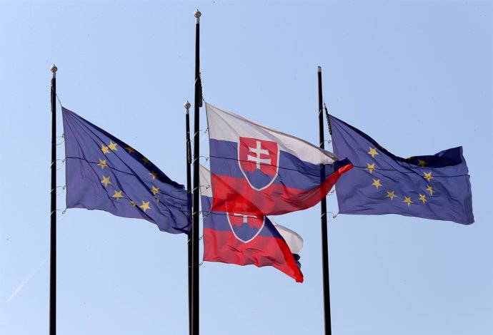 Banderas de Eslovaquia y de la UE