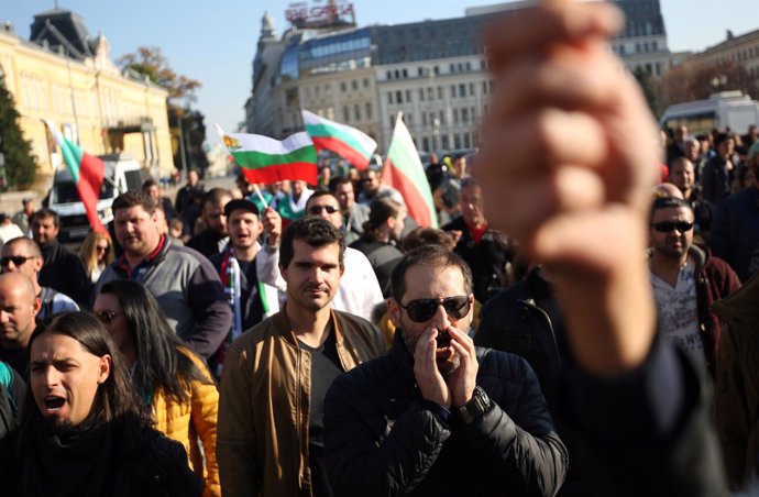 Manifestantes búlgaros protestan por la subida del precio del combustible.