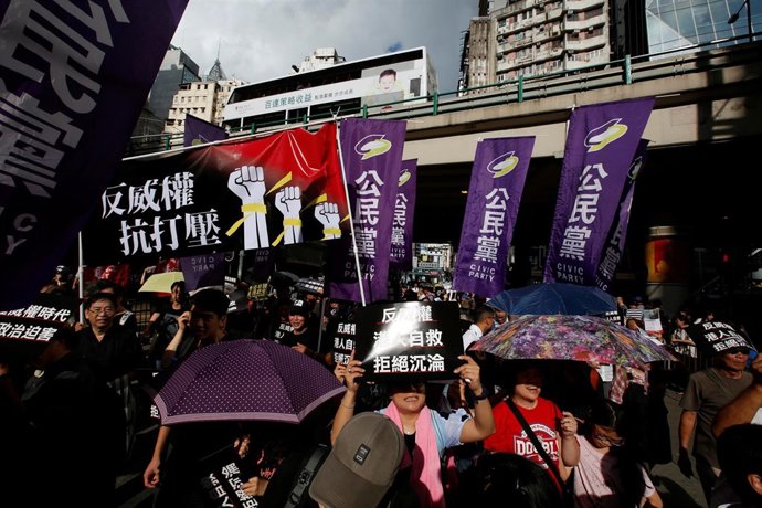 Activistas protestan durante el Día Nacional de China, en Hong Kong