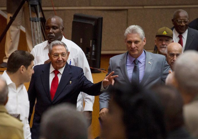Cuba's President Raul Castro (C-L) and First Vice-President Miguel Diaz-Canel (C