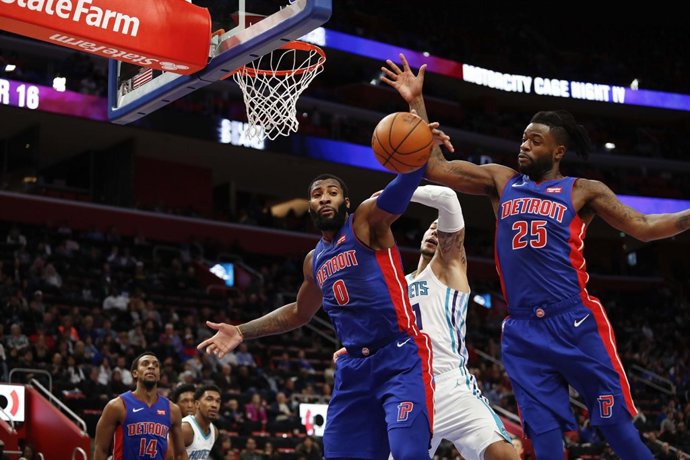 Drummond (0) Y Bullock (25) Pelean Con Willy Hernangómez En El Pistons-Hornets