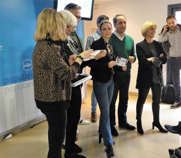 Andrea Levy con un díptico de apoyo a Juanma Moreno en Andalucía