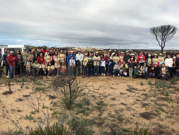 El consejero de Medio Ambiente, José Fiscal, junto a voluntarios en Doñana.