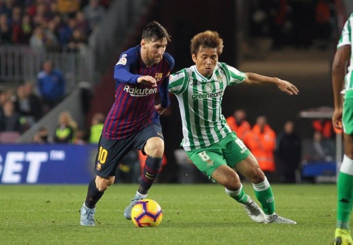 Messi pugna con Inui en el FC Barcelona-Betis