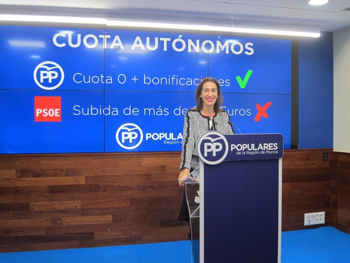 La portavoz regional del PP, Nuria Fuentes, en la rueda de prensa