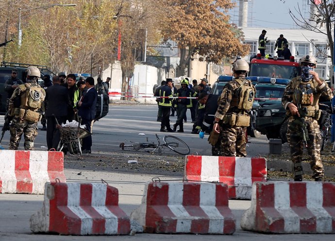 Policías y fuerzas de seguridad afganas acordonan la zona de la explosión