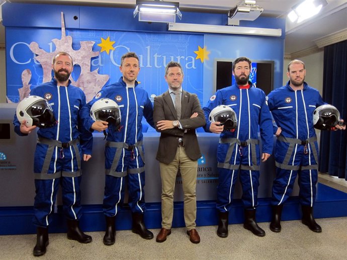 La compañía Spasmo Teatro junto al concejal de Cultura.