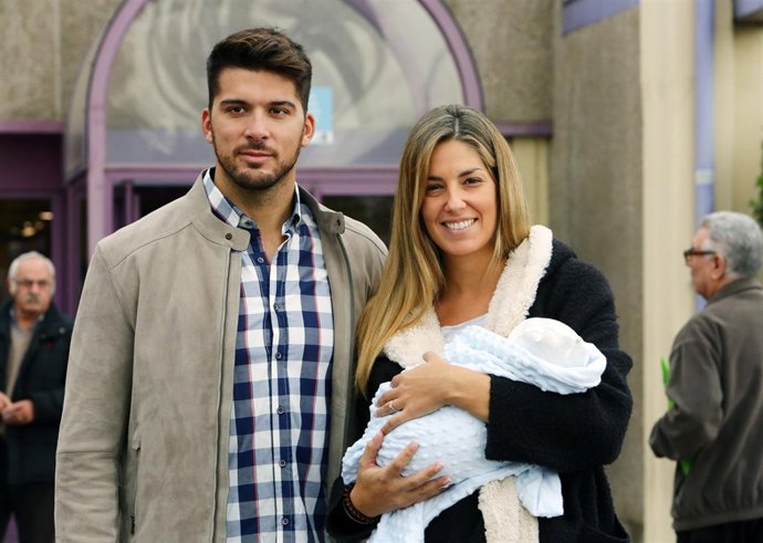 Cristian Toro y Susana Salmerón, presentan felices a su bebé Alejandro