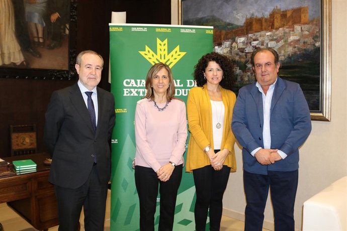 CAja Rural y UEx firman un convenio