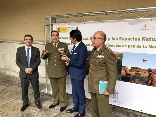 El general Rivas y Suárez-Quiñones conversan en el centro de la imagen, 12-11-18