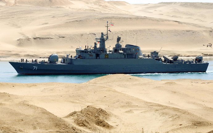 Una nave de guerra iraní en el Canal de Suez, cerca de Ismailia, en Egipto