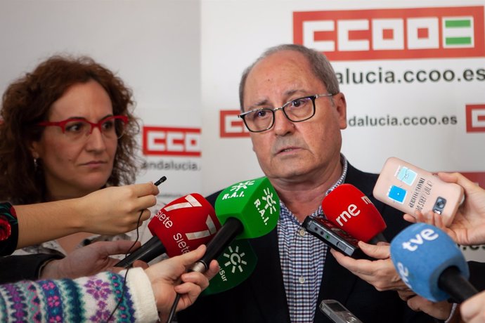 Nuria López, de CCOO-A, y Juan Cornejo, del PSOE-A, atendiendo a la prensa