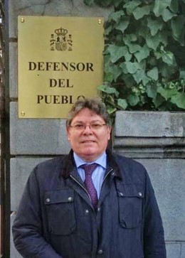 Rogelio Mena, ante la Oficina del Defensor del Pueblo en Madrid