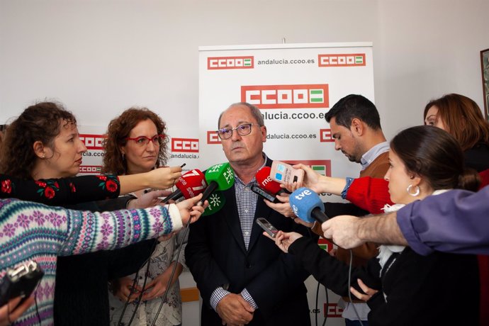 Juan Cornejo, en la sede de CCOO-A, atendiendo a los periodistas