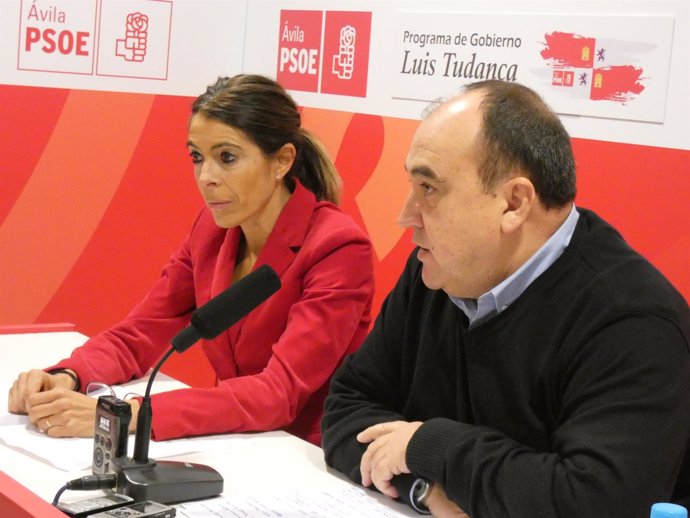 Yolanda Vázquez, y el diputado socialista Pedro Muñoz.