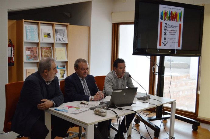 Alcalde (centro) en la presentación de la jornada