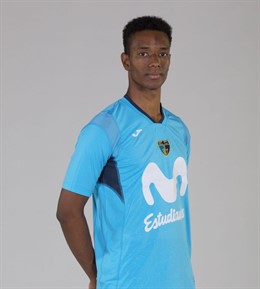 Adams Sola, con la nueva camiseta con mangas del Movistar Estudiantes