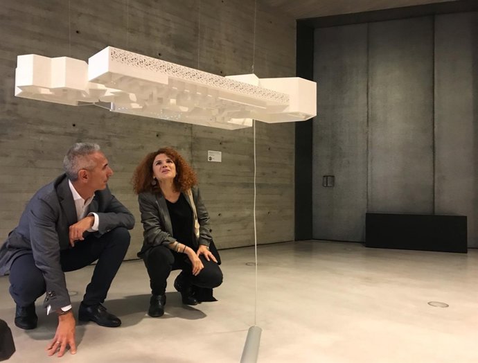 Vázquez (izda.) observa una de las obras expuestas en el C3A