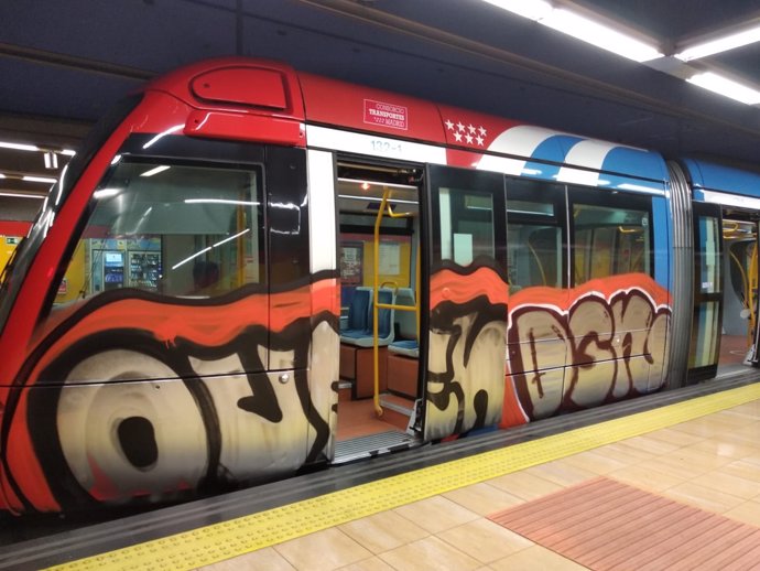 Tren de Metro pintado por grafiteros en la estación de Las Tablas