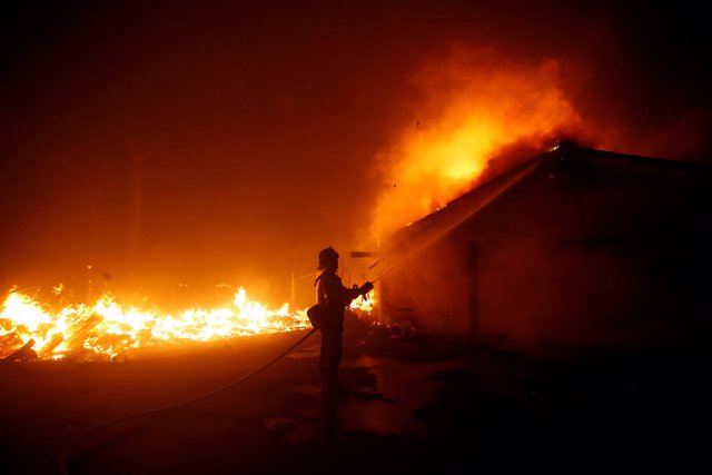 Un autobús escolar calcinado por los incendios de California