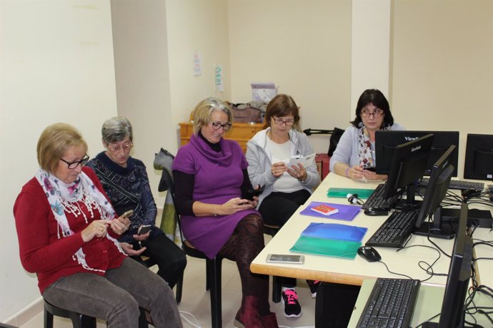 Vecinas de Biota participando en uno de los talleres de envejecimiento activo