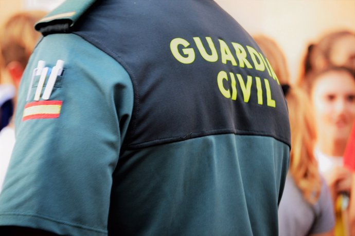 Agente de la Guardia Civil de espaldas