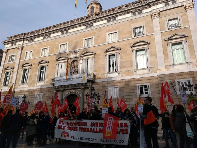 Concentració davant de la Generalitat per al retorn de les pagues
