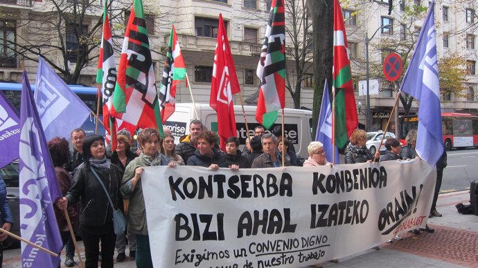 Concentración en Bilbao de trabajadoras de Conservas en Bizkaia
