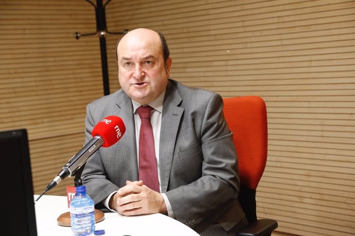 Andoni Ortuzar en una entrevista en Radio5