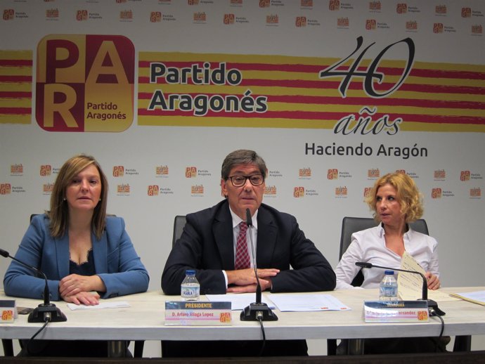 Aliaga, Santos e Ibarz, en rueda de prensa en la sede del PAR este martes