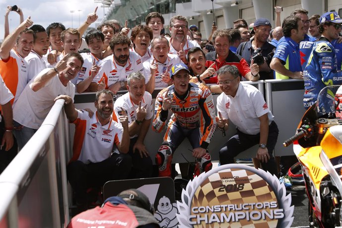 Marc Márquez (Repsol Honda) celebra en Malasia el título de constructores