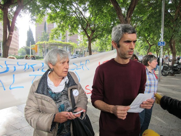 Roger Español al costat d'una manifestant a la Ciutat de la Justícia