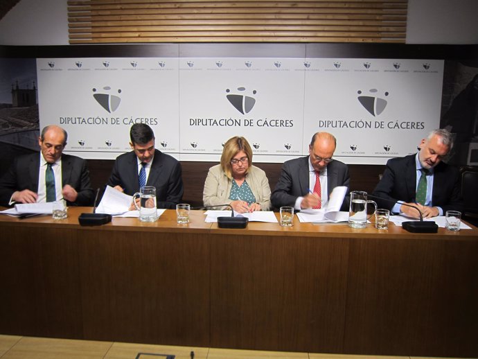 Firma de convenios Diputación de Cáceres y entidades financieras