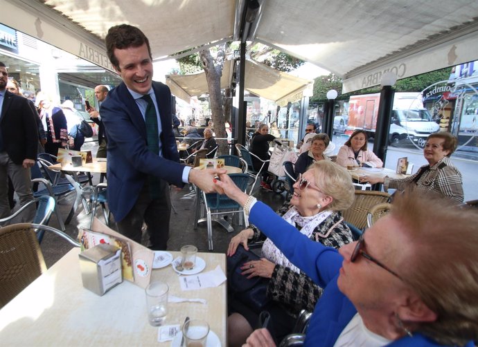 Casado saluda a dos señoras desayunando en el Paseo de Almería