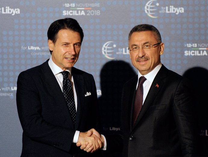 Guiseppe Conte saluda al vicepresidente de Turquía, Fuat Oktay