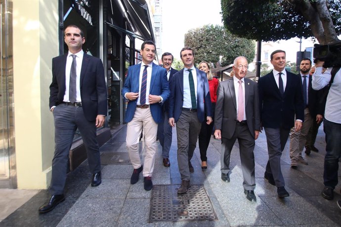 Pablo Casado junto a Juanma Moreno y el PP almeriense pasea por la capital