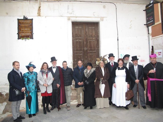 Autoridades y personajes vestidos de época han descubierto la placa homenaje