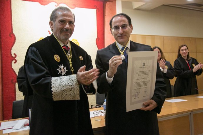 El decano de abogados de Málaga entrega medalla a González de Lara