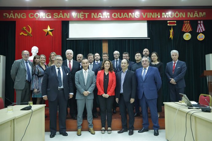 La pta. Del Port de Barcelona Mercè Conesa amb els representants de Vinamarine