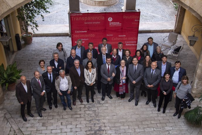 Participantes en la firma del convenio