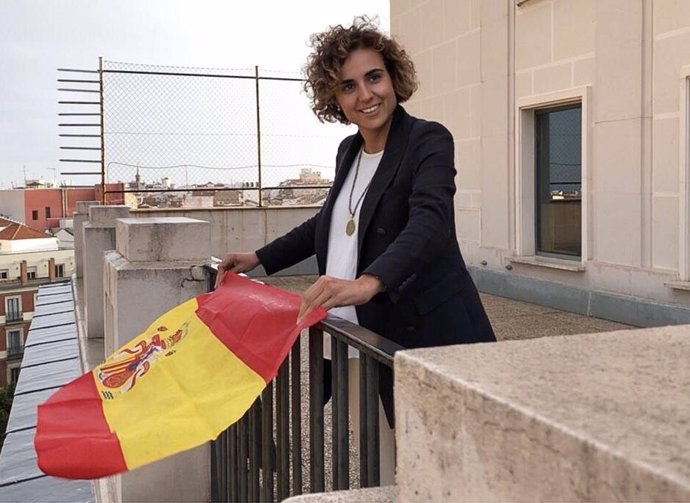 Dolors Montserrat blande la bandera espanyola