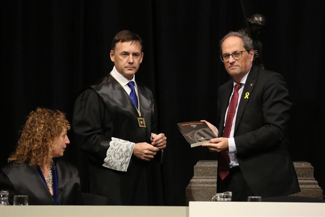 La Consellera E.Capella, A.Lamarca (Comssió Jurídica) Y El Pte.Q.Torra