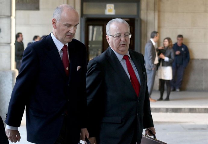 El exconsejero Antonio Fernández con su abogado Alfonso Martínez del Hoyo