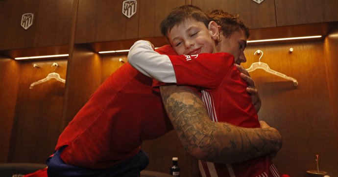 Griezmann abraza a Manu en el vestuario del Wanda Metropolitano