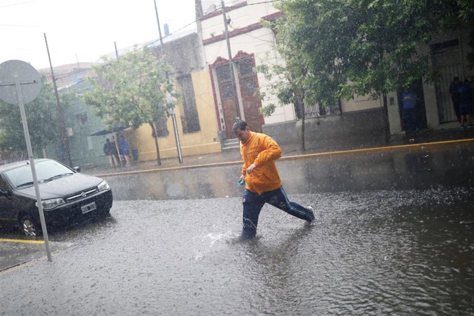 Un aficionado en los alrededores del estadio Alberto J. Armando, en Buenos Aires